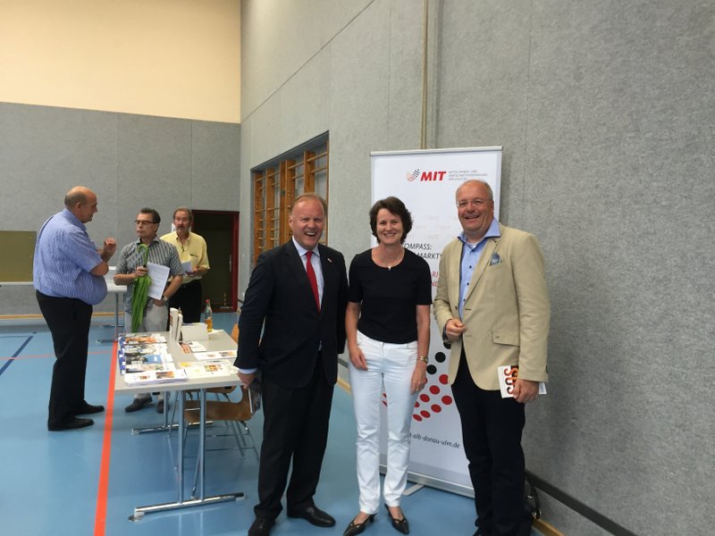 im Vordergrund (vlnr) MIT Kreisvorsitzender Stephan Werhahn mit Barbara Münch und Ludger Möllers
