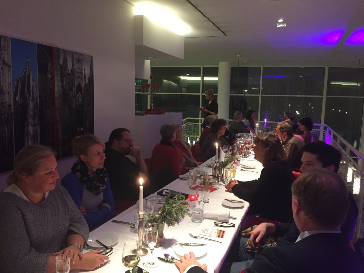 Gemtliches Essen nach dem Besuch des Weihnachtsmarktes