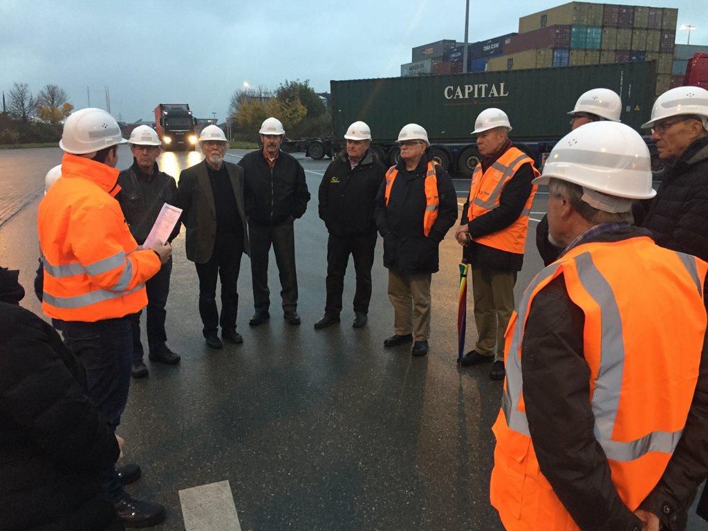 Unsere Besuchergruppe am Containerterminal in Dornstadt